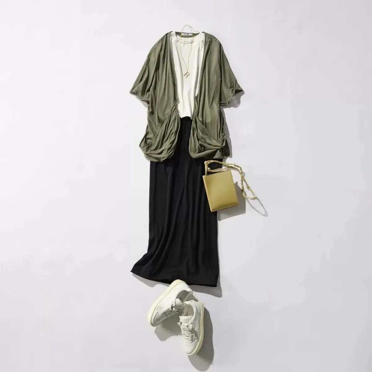 【9月初旬～9月中旬】軽やかに秋を迎える、白×カーキの大人カジュアル