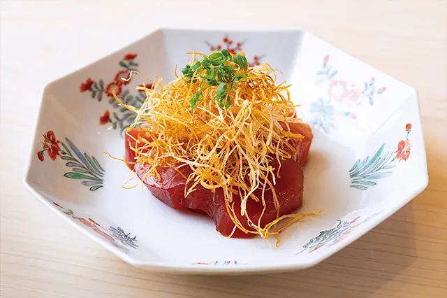 つまみのひとつ「カツオ の漬けと白髪ネギ」