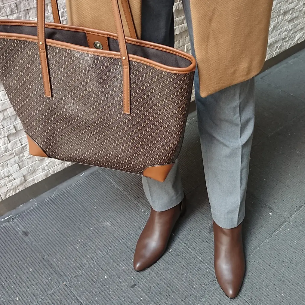 トートバッグ  ブラウンブーツ  グレーパンツ