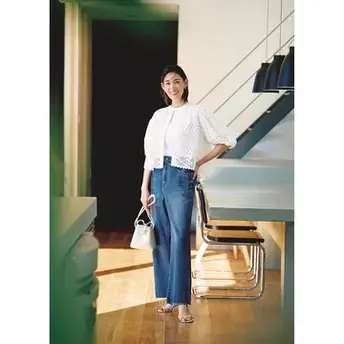 白×ブルーの真夏日に映える爽やか配色でカジュアルコーデをドレスアップ！