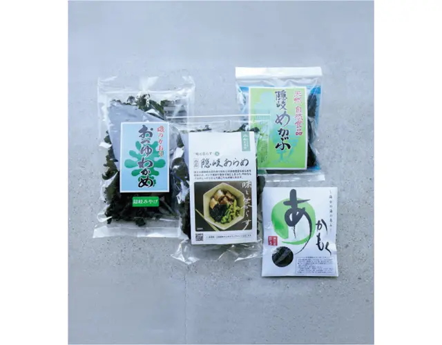 あらめ、めかぶ、あかもく、おつゆわかめ…隠岐の海藻はどれも味がいい。汁物や煮物はもちろん、オイルで炒めても美味。￥470～650／e