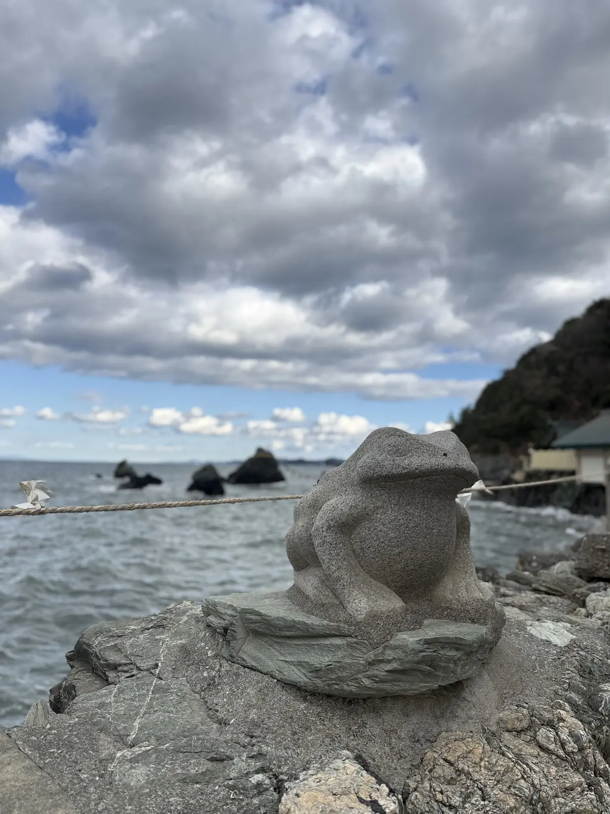 伊勢・夫婦岩と、縁起の良いカエルが並ぶ二の画像_5