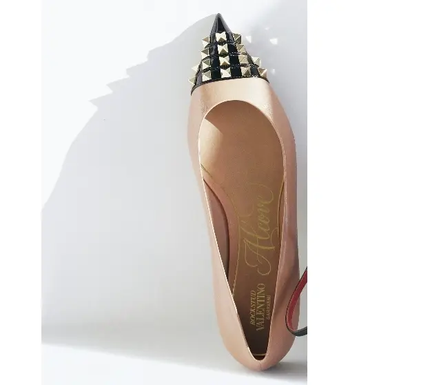 ヴァレンティノ ガラヴァーニのフラットパンプス