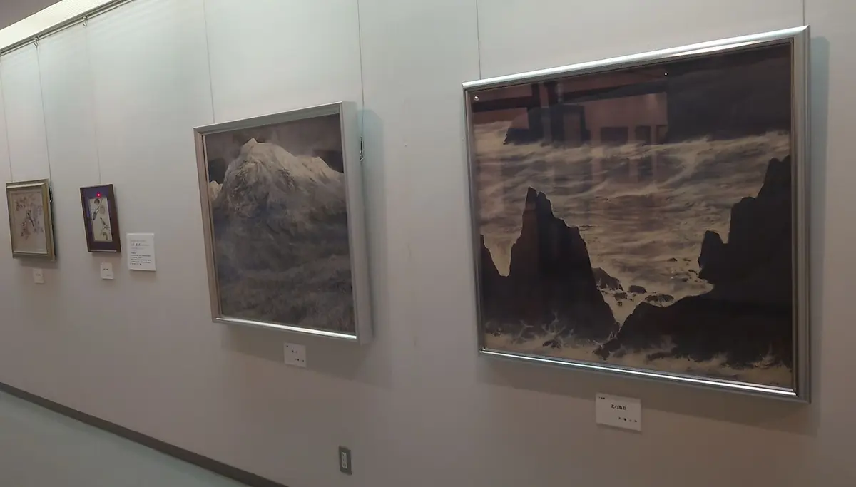 平福記念美術館の廊下の絵画