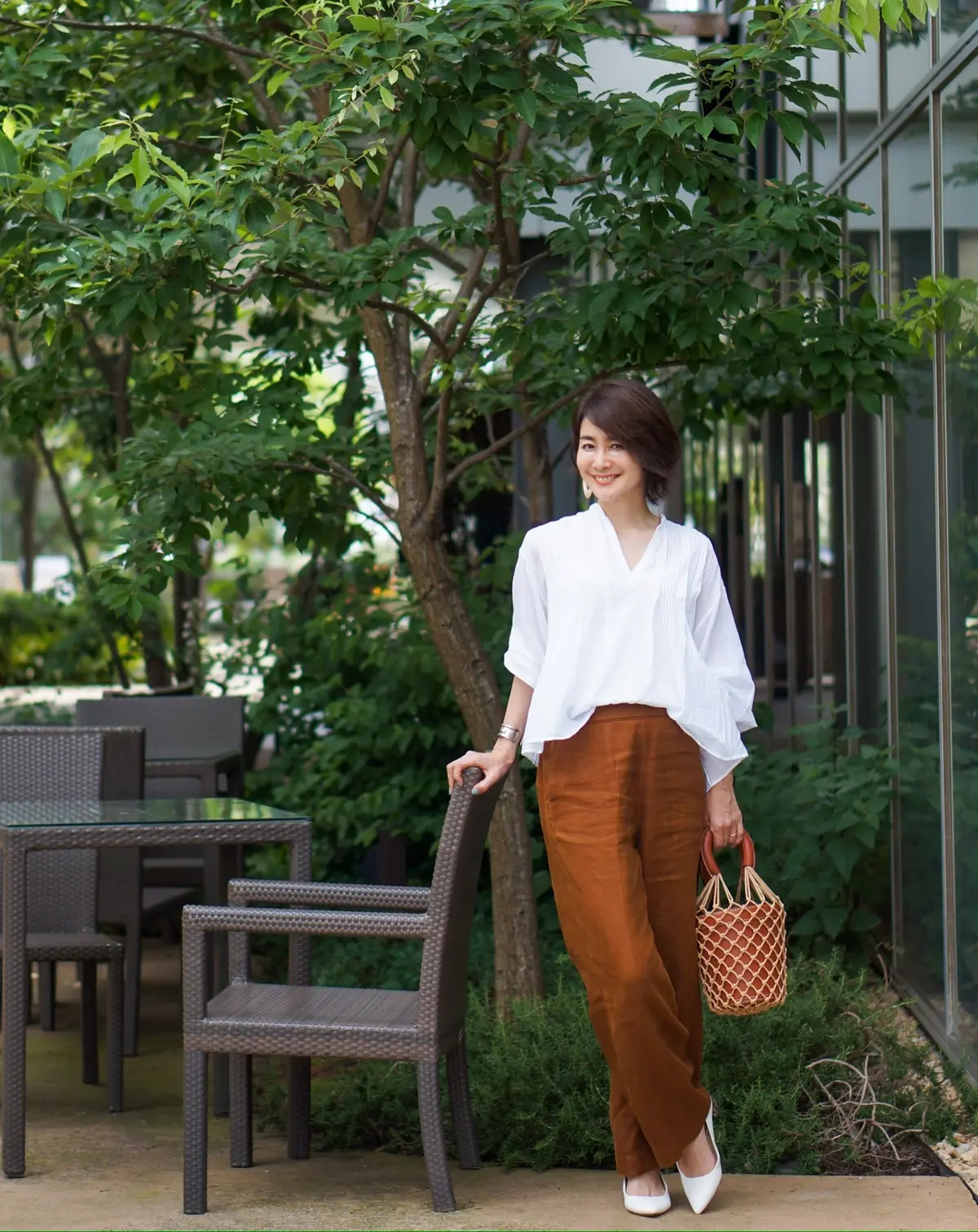 木漏れ日の中で読書の画像_1