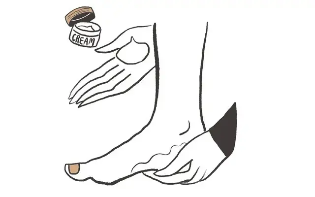 ②尿素やサリチル酸など、角質を柔らかくする成分を含んだクリームを角質にしみ込ませるように足全体に塗る。