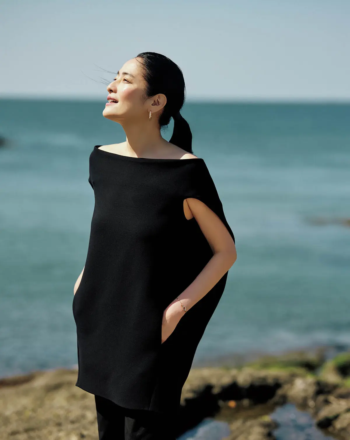 首もとの美フォルムが、 あいまいな輪郭をクリアに