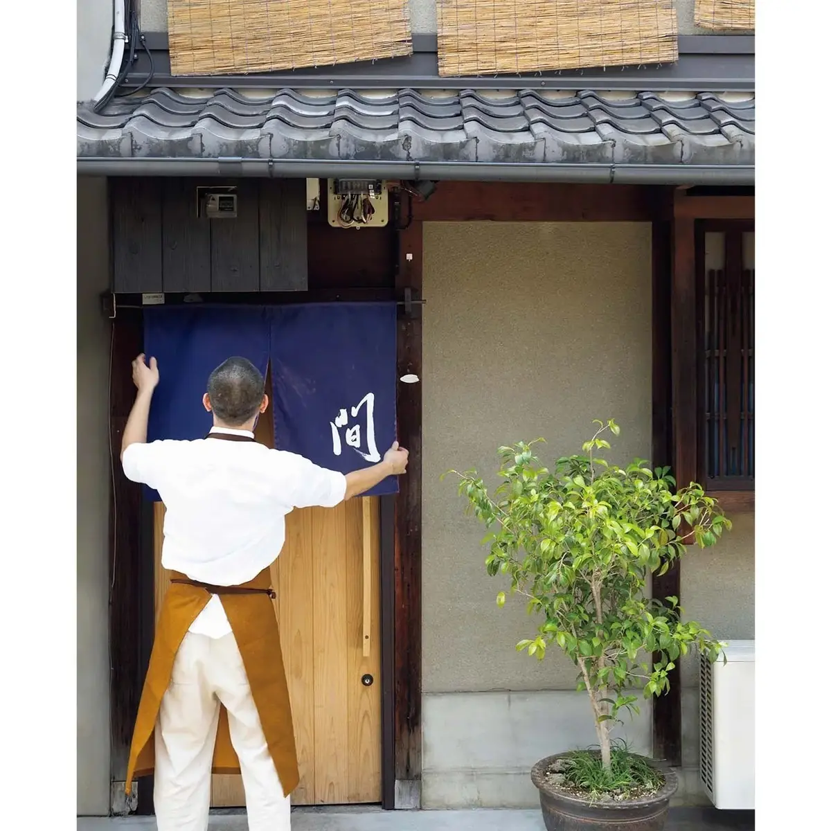 ひとりで店を切り盛りする間瀬卓也さん