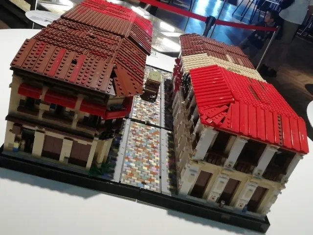 通路のモザイクタイルが可愛くて。でもこれどこの何だっけ