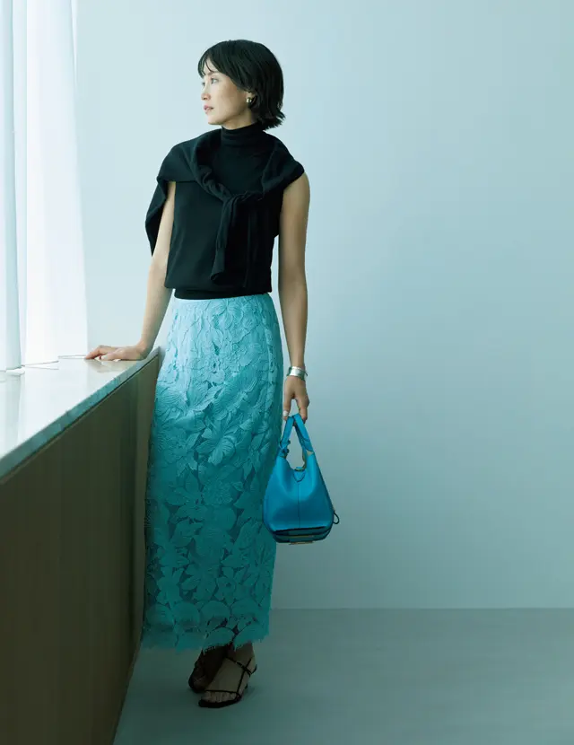 シンプルな「半分ブラック」合わせでブルーのクリーンさが潔くきわだつ黒田エイミ