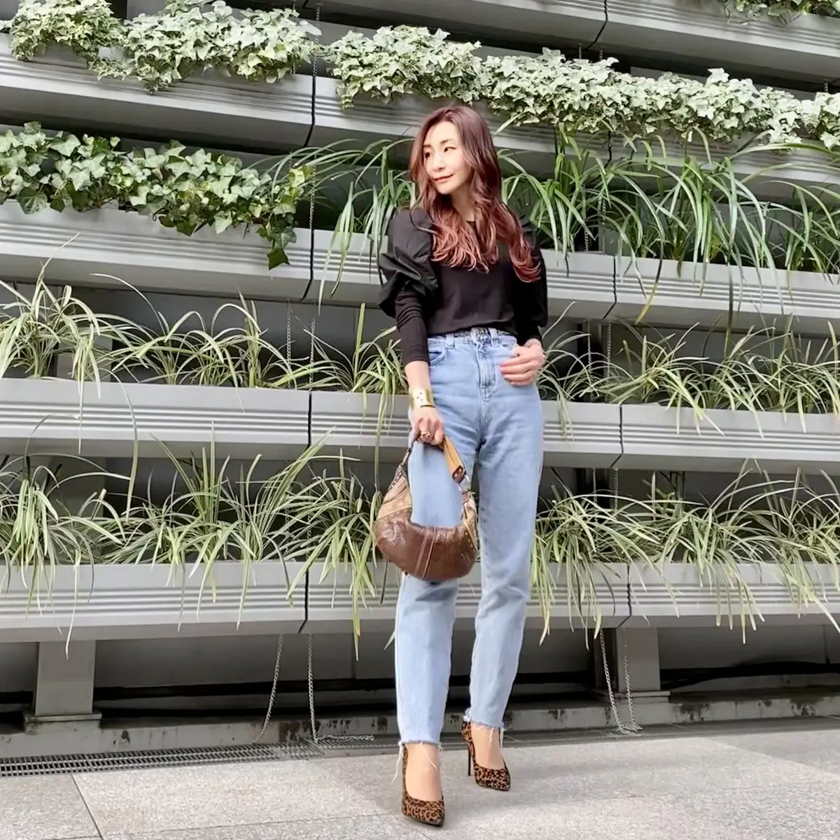 黒のトップスとデニム