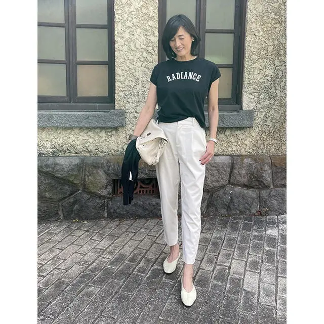 黒Tシャツ×白パンツでカジュアルなモノトーンコーデ