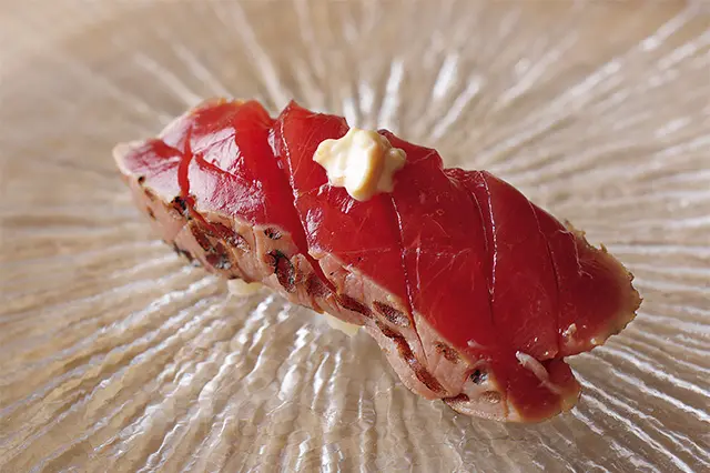 赤身の赤ワイン漬け。