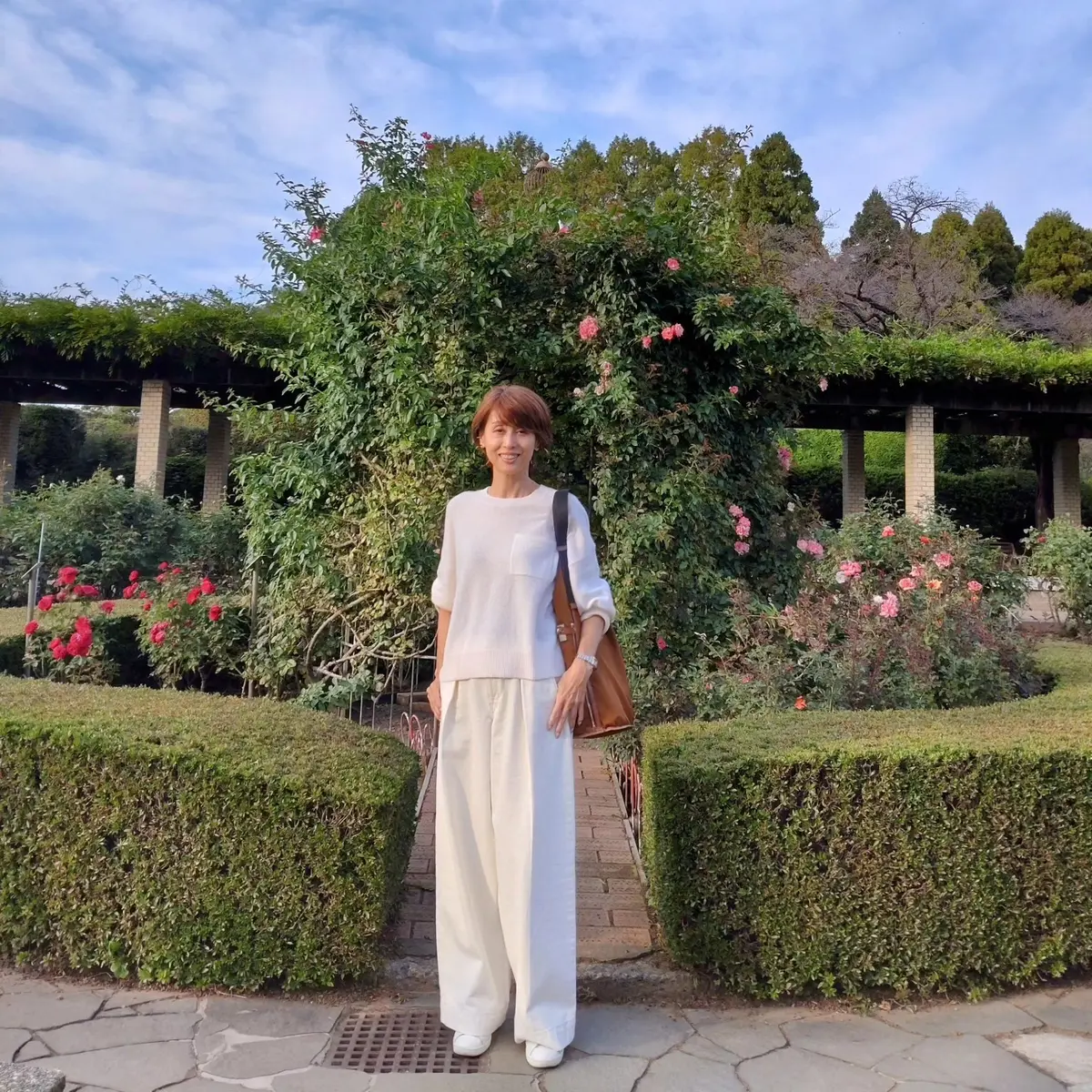 ワントーンコーデ　ニットワンピース　エンジニアブーツ　ワイドパンツ　カシミアセーター