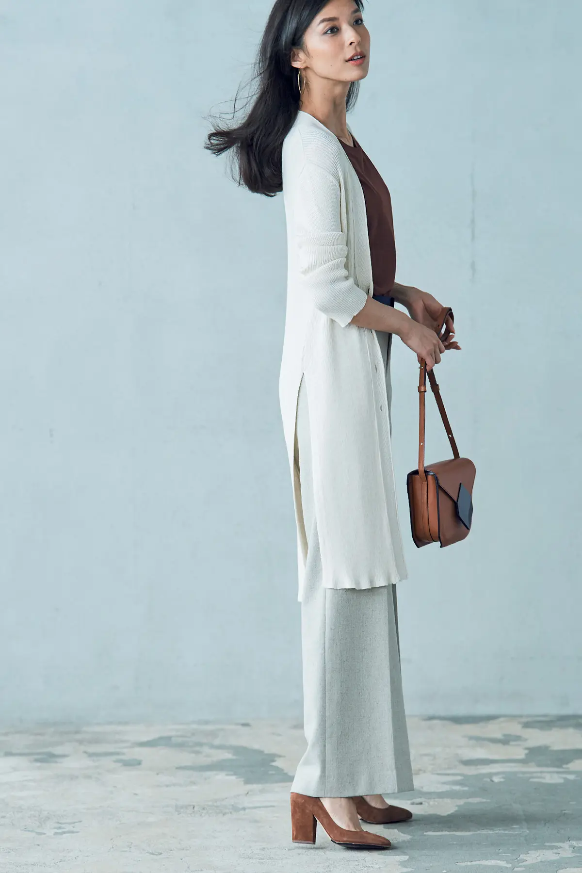 この季節、何はなくとも必要な優秀服は「白の画像_4