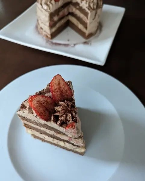 チョコレートクリームのデコレーションケーキ