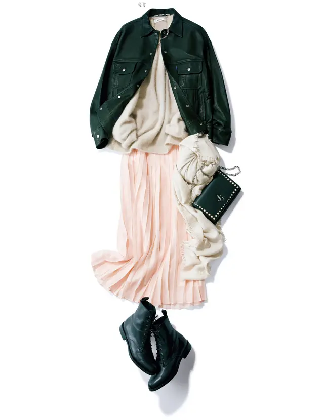 フェミニンな甘スカートはハードなアイテムで辛口仕上げに