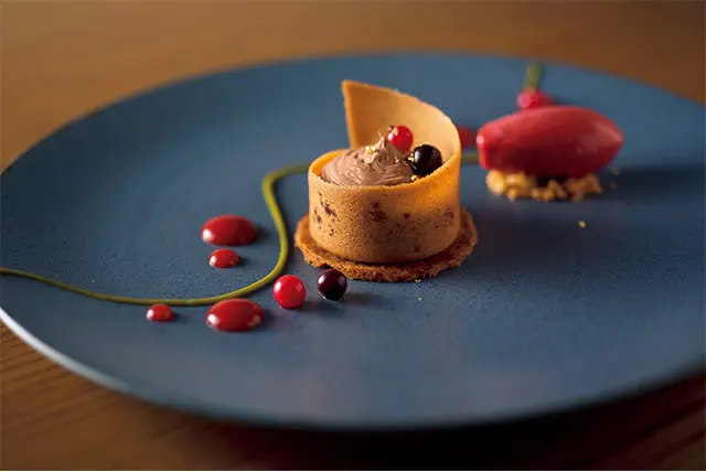 「スパイスを効かせたチョコレートのムース ガレットブルトンヌといちごのソ ルベ」¥1,700　