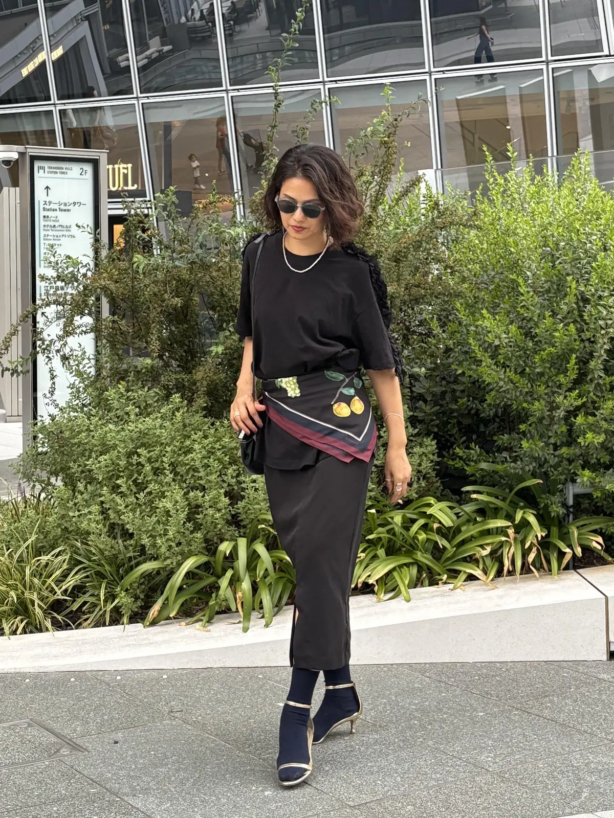 秋コーデ　スカーフ　ブラックコーデ