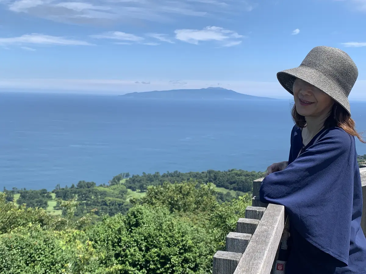 小室山山頂で景色を眺める女性