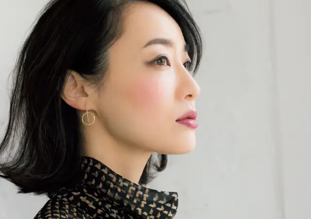 横顔も上品な印象のグレイッシュブラウンのアイメイク