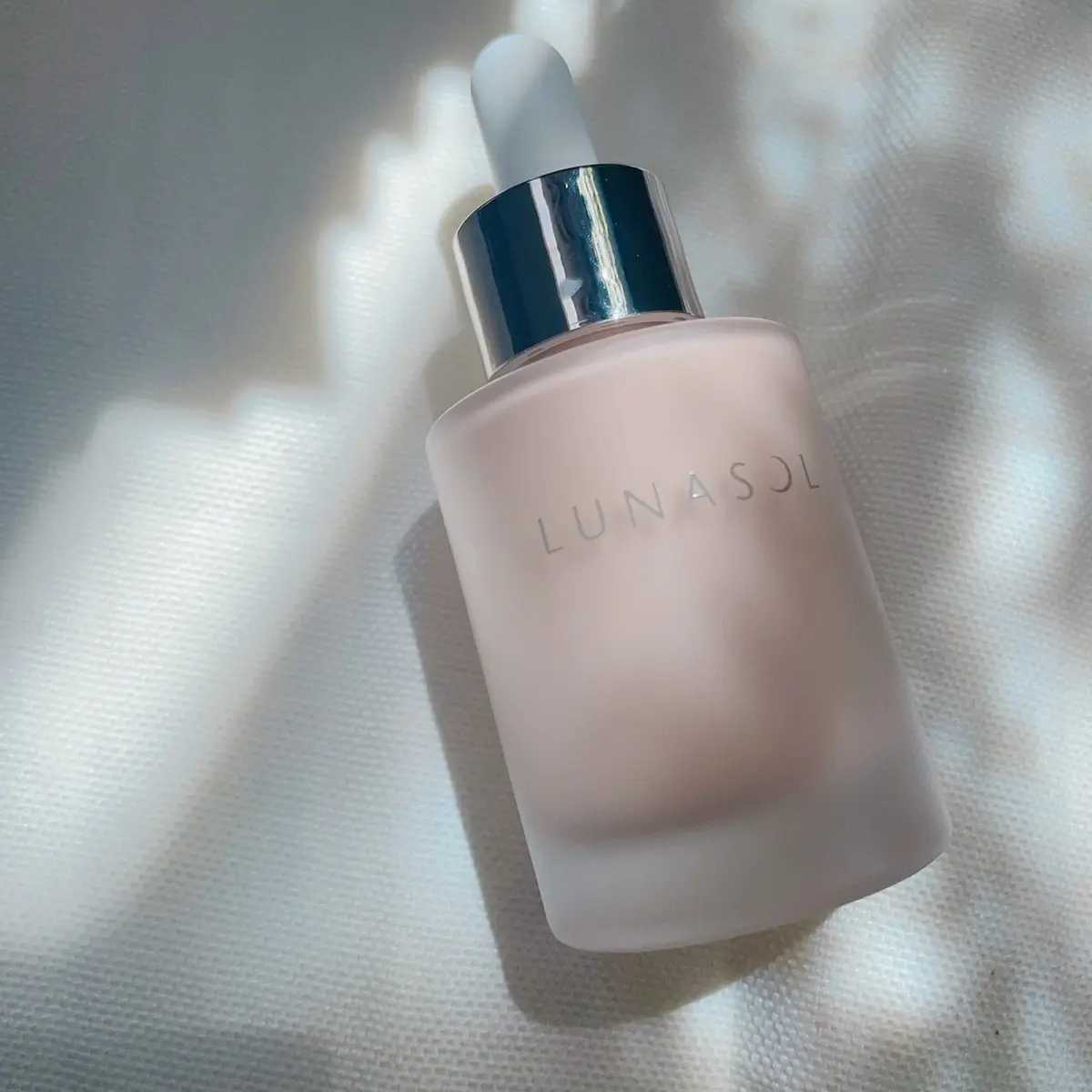 ルナソル　カラーオイルセラム 全５色 25mL SPF30・PA++ ￥7,700／カネボウ化粧品