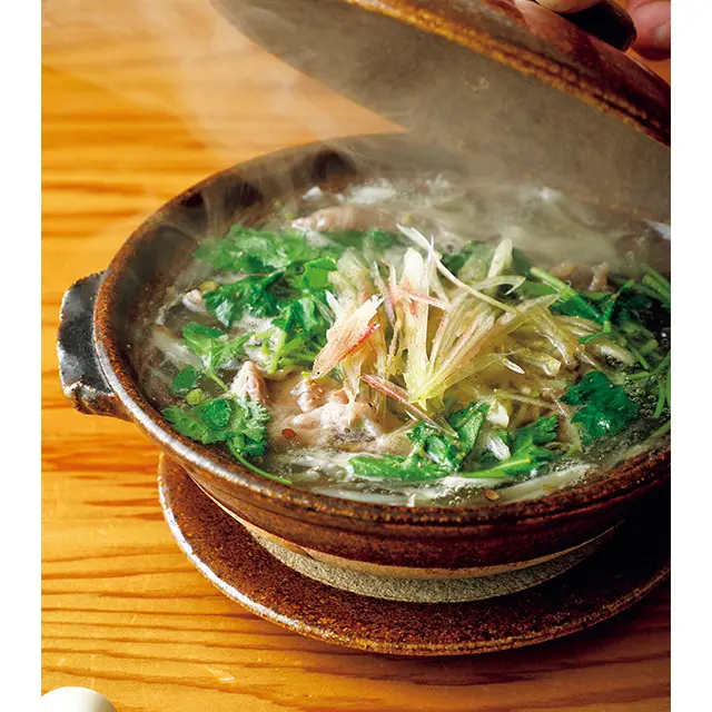 軟らかい牛もも肉を三つ葉やみょうが、実山椒、ごぼうなど、たっぷりの野菜とともにいただく「和牛の薬味鍋」￥1,800