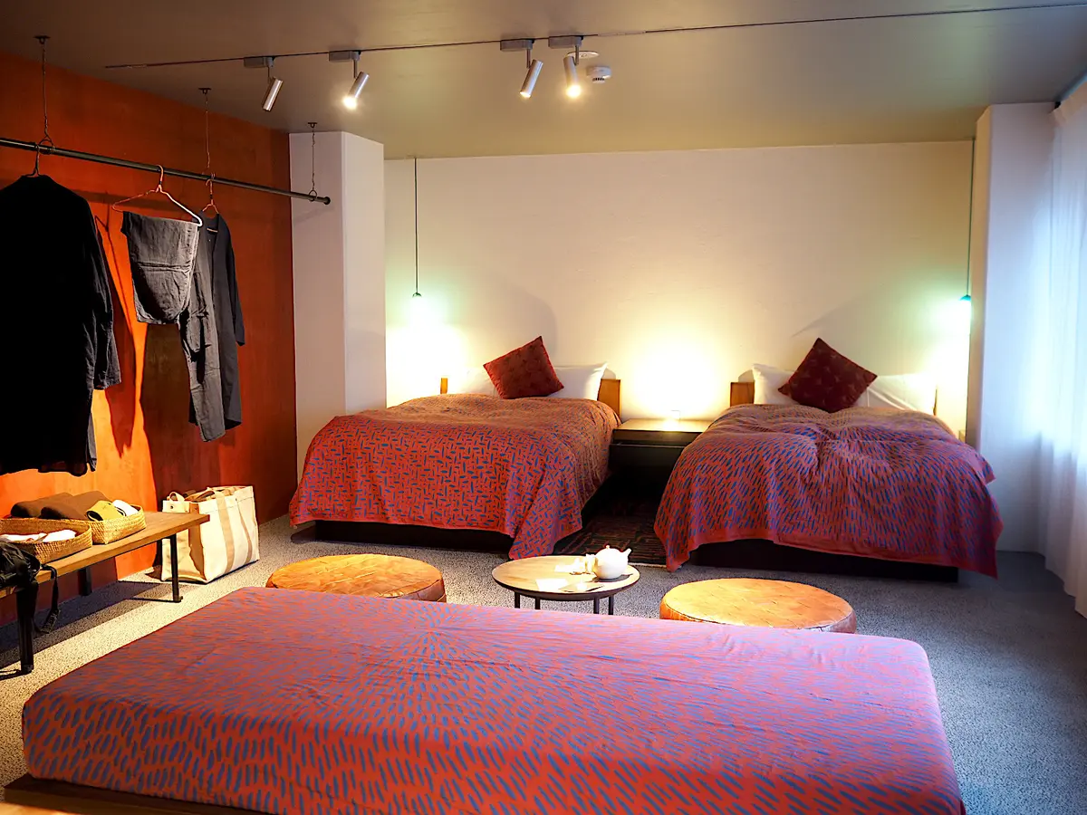 2階が赤AKA、3階が青AO、4階が墨SUMIをテーマにした客室