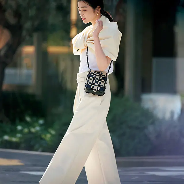 【大人のポシェットコーデ4選】軽やかに持てる「ポシェット」が夏のおしゃれに大活躍