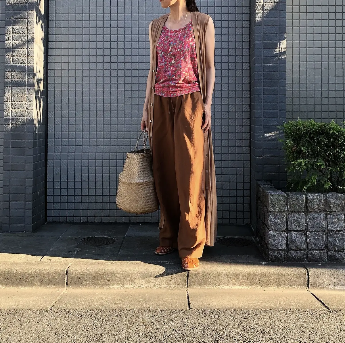 リネンの渋色パンツで、コーデあれこれ。の画像_2