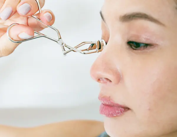 ビューラーをまつ毛の根元にはさみ、ぐっと立ち上げる