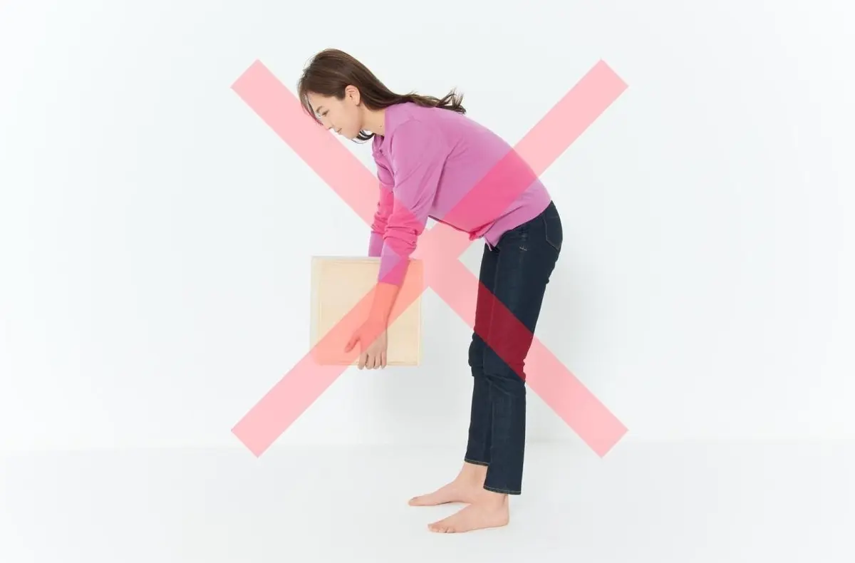 物を持ち上げるとき、膝を伸ばしたまま腰を丸めて持ち上げると、腰への負担が大きいのでNG。　OurAge×Webエクラ