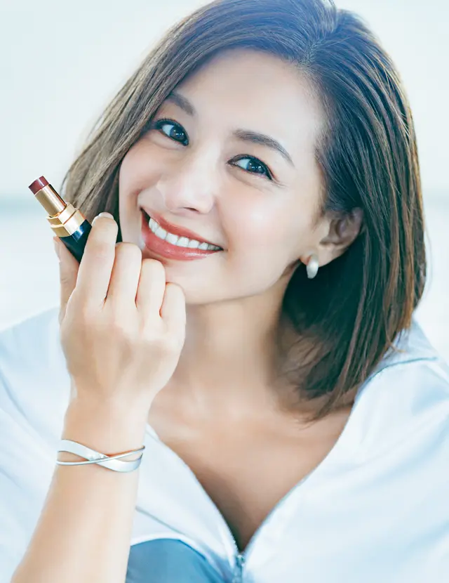 シャネルのルージュ ココ フラッシュ 56を使用した稲沢朋子