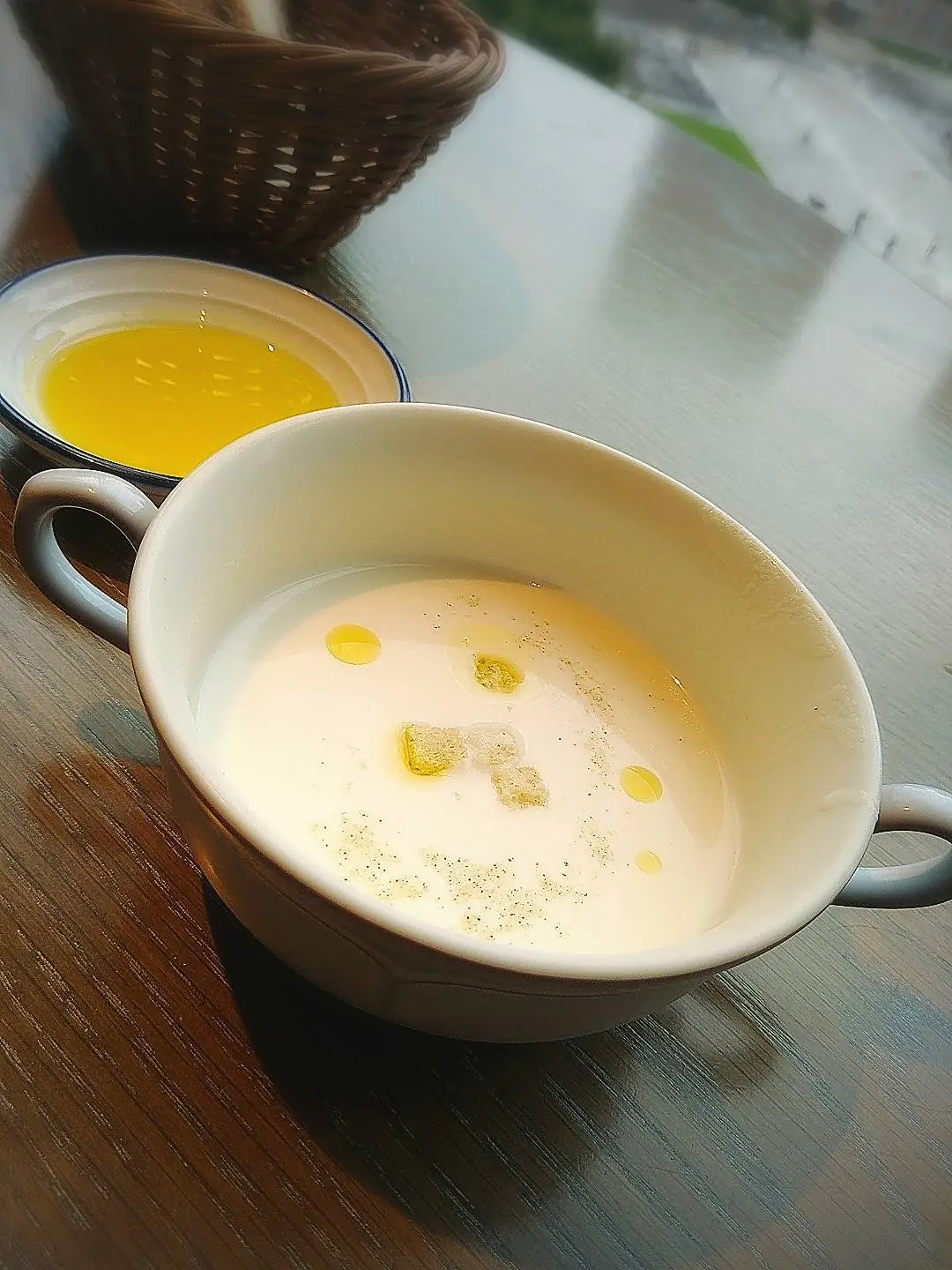 新丸ビルのメゾンバルザック、ランチコースのスープ