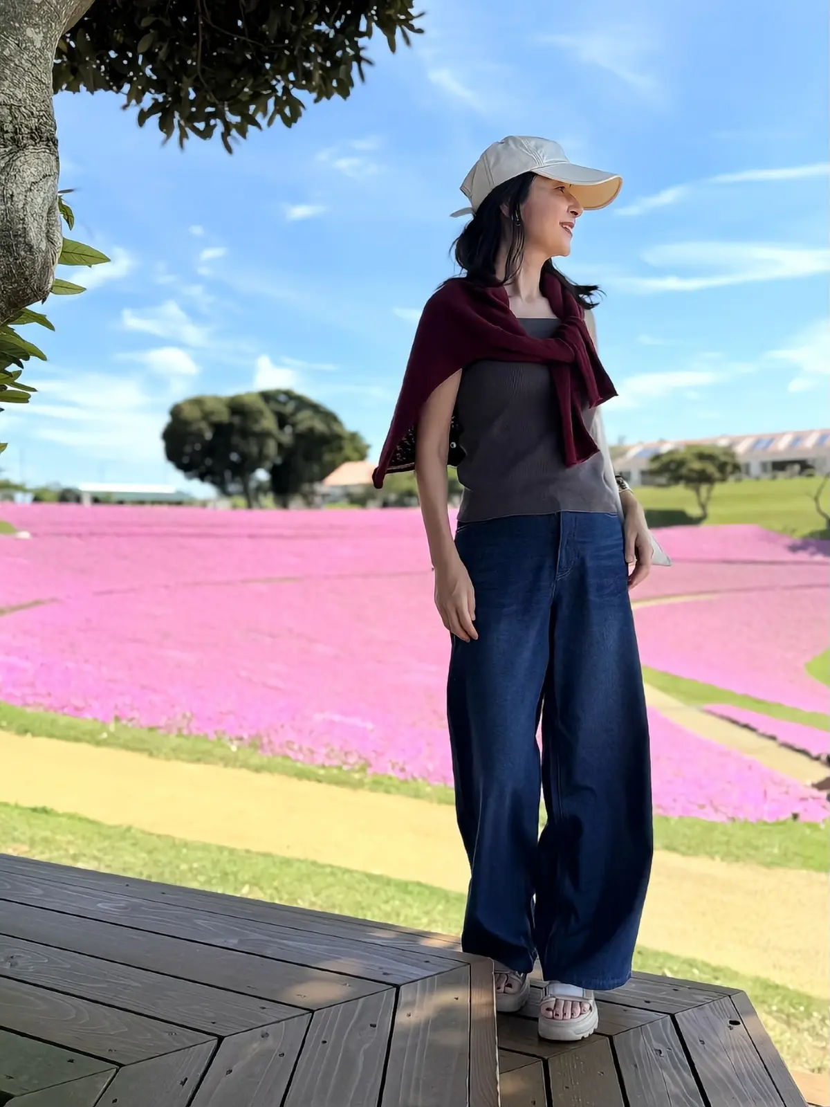 GUノースリーブニット　グレーニット　デニム　ベージュのスポーツサンダル　ベージュのキャップ　バーガンディーのカーディガン