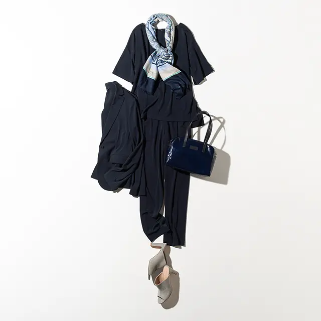 とろみのあるジャージー素材はネイビー配色でこなれたおしゃれを