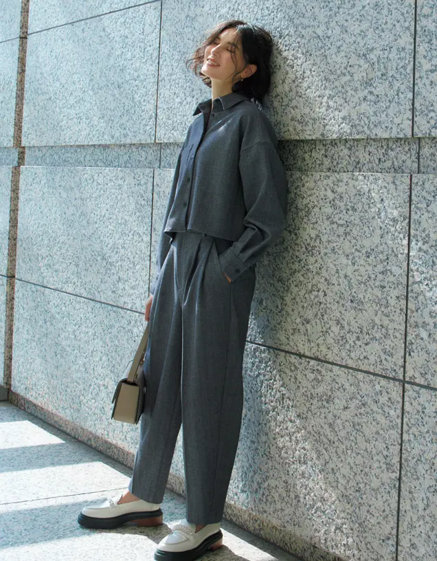 ドローイング ナンバーズのグレーパンツを着こなす田沢美亜