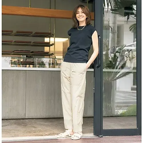 【50代のおしゃれ】気温30度超えも快適に過ごせる！体型カバー、二の腕細見えが叶う大人ノースリーブ12選