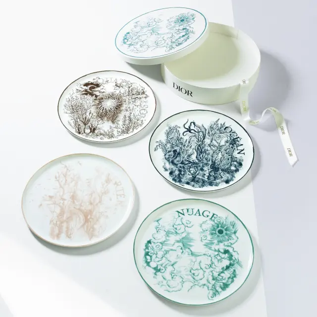 ディオール メゾンのディナープレートセット「ABC Dior」