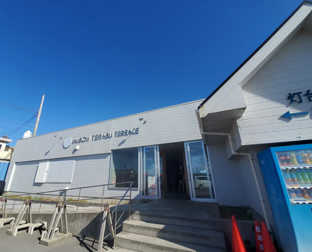 敷地内にある INUBOW TERRACE TERRACE では、ゆっくりできるカフェや、地元産の野菜や海鮮も買えるマーケットもありました。