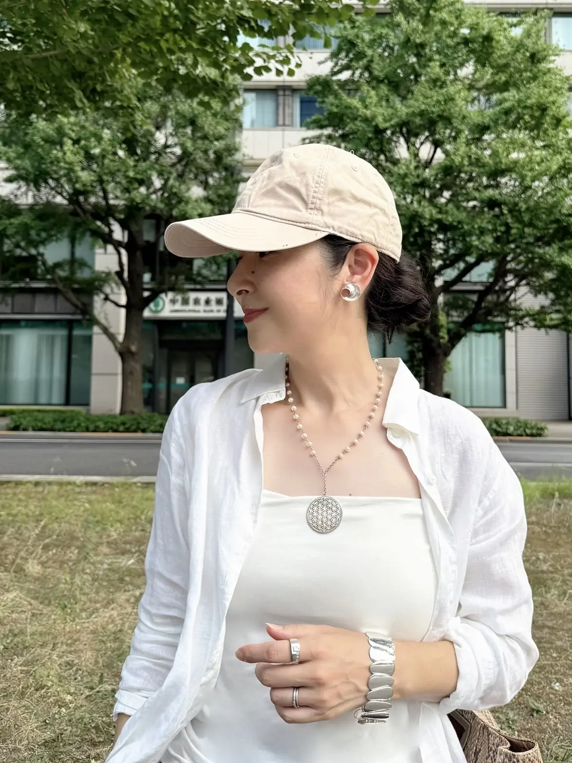 ユニクロのリネンシャツ　ユニクロのブラトップキャミソール　シルバーアクセサリー　