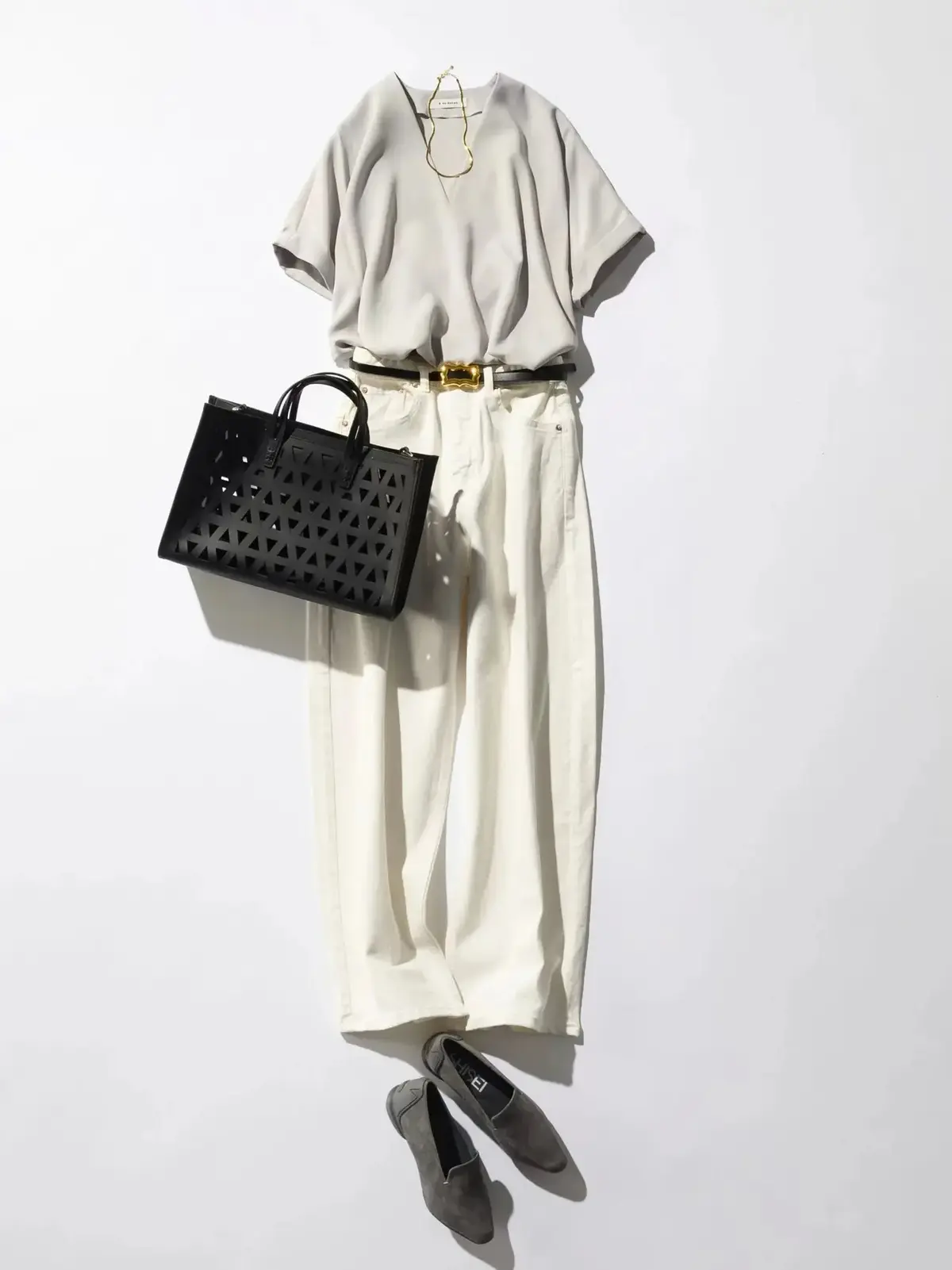 オフホワイトデニムで、軽やかに秋を先取り