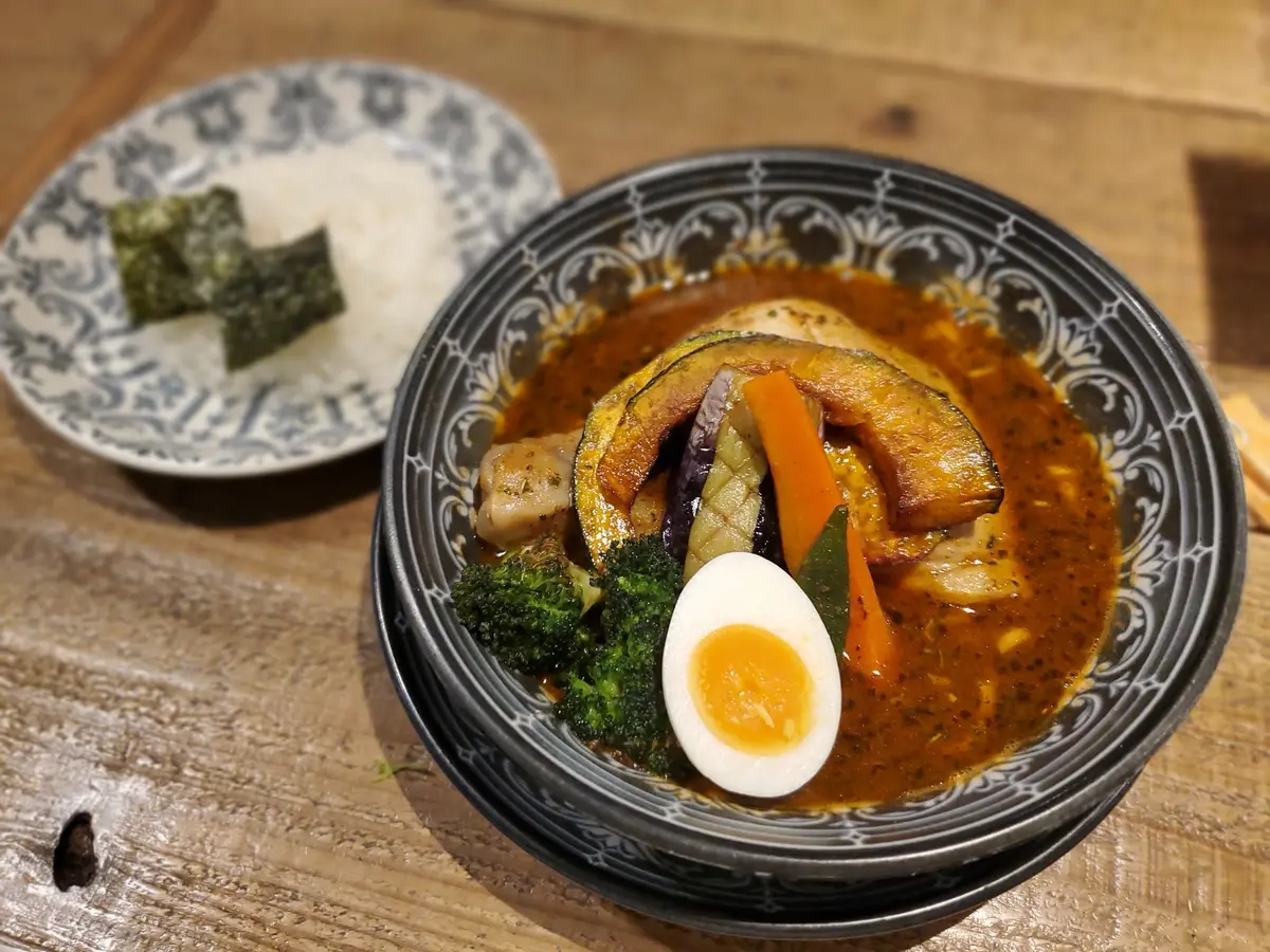 スパイスの効いたスープカレーに柔らかく煮込んだチキンが美味しい