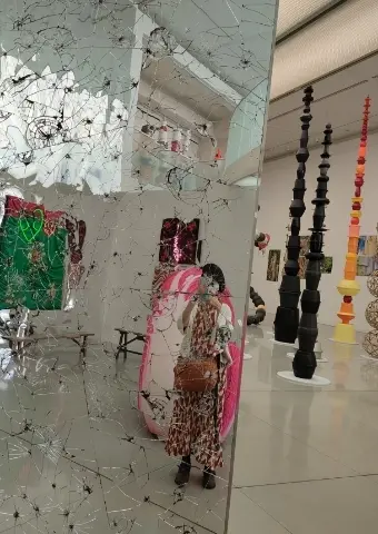 昨年12月、霧島アートの森の『チェ・ジョンファ展』にて。退院後は杖をお伴にいくつかの美術展巡りをしました。