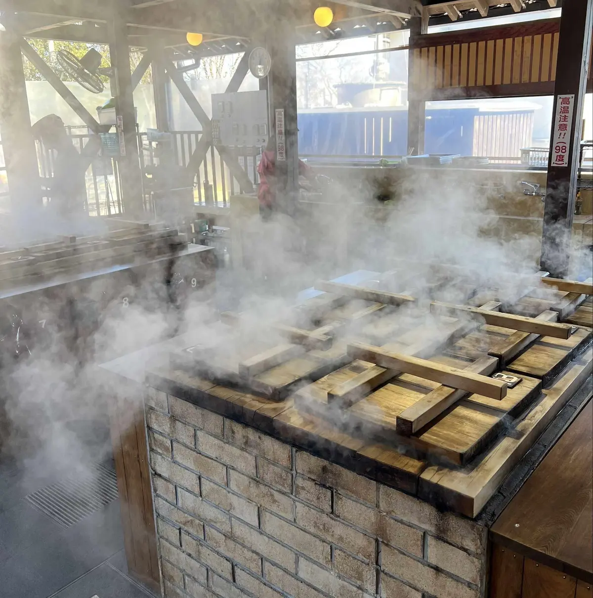 別府鉄輪温泉　地獄蒸し工房　蒸し釜