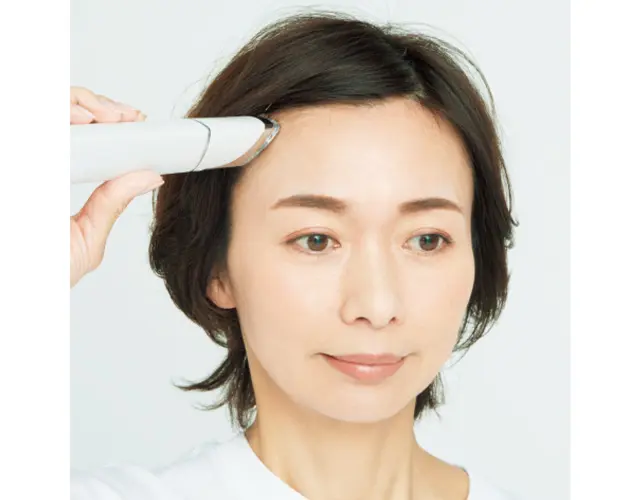 額の生えぎわを流すように当てる