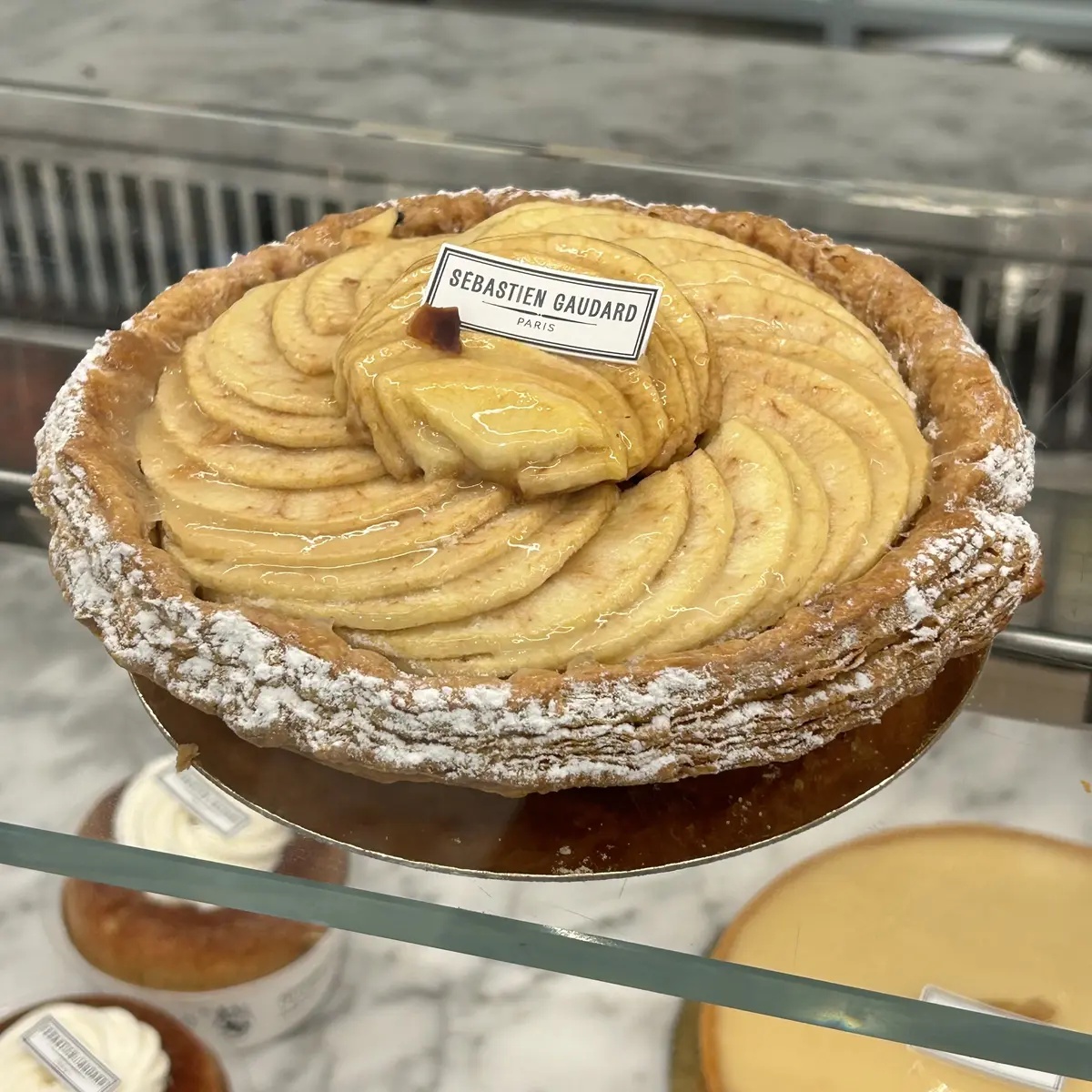 パリ　カフェ　SÉBASTIEN GAUDARD （セバスチャン・ゴダール）　ルーブルに近い