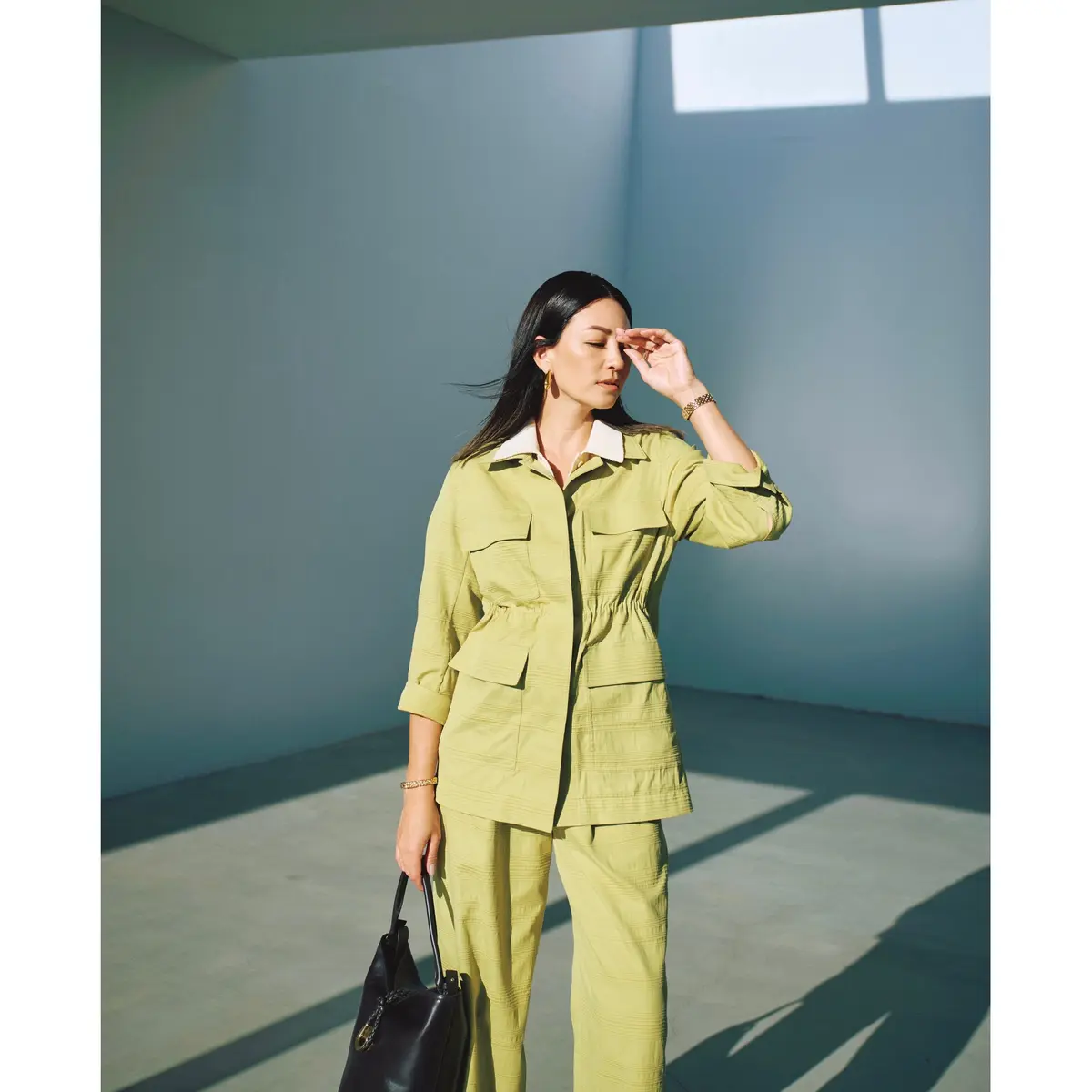 ライムイエローのワークジャケットとパンツのセットアップのコーディネート　モデル・RINA