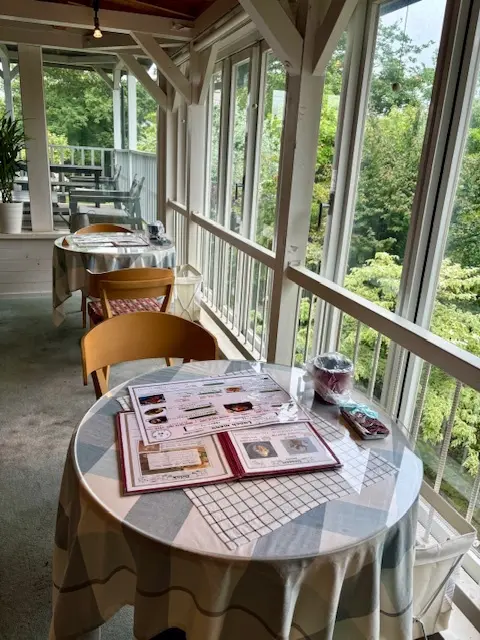 スニーカーコーデでバラの季節におすすめのの画像_2