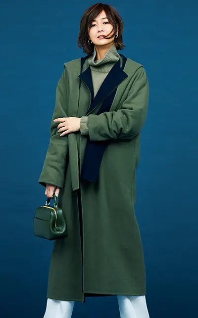 ブラミンクのノーカラーコートコーデの富岡佳子